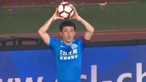 黎漾正要下车之时，尹少森拉住了她的手臂，等等。
